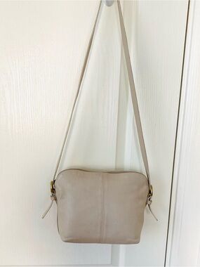 Coach Vintage 1980s Cream Bone Color Leather Crossbody Bag 0592-358
